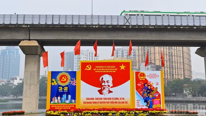 在广场、环岛和交通繁忙地区安装了大型广告牌，以传播有关选举日的信息。