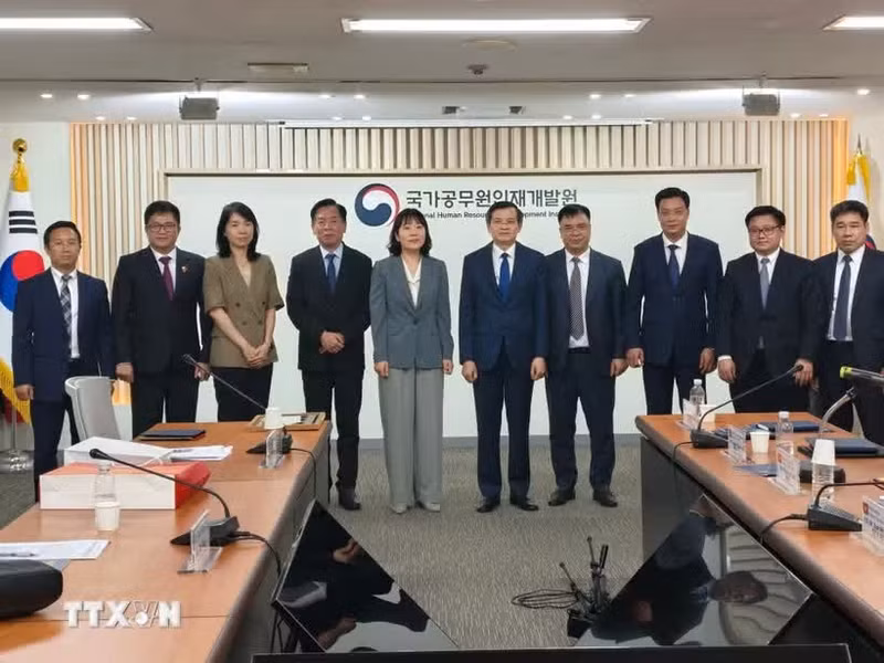 胡志明国家政治学院代表团与韩国行政学院领导代表。（图片来源：越通社）
