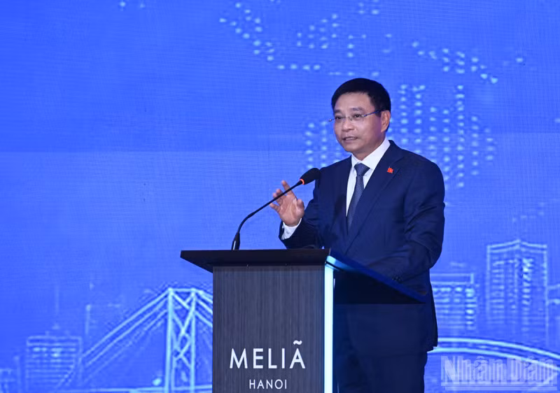 越南政府副总理阮文胜在越缅企业论坛上发表讲话。