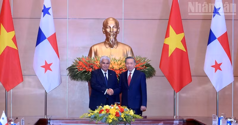 越共中央总书记、国家主席苏林与巴拿马总统穆利诺。