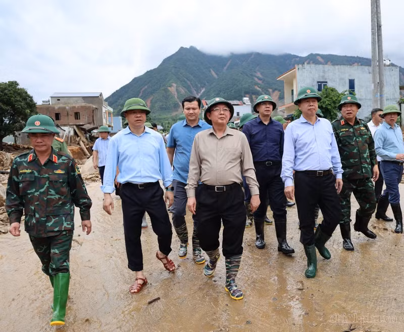 越南政府副总理胡国勇赴莱州省芒叹乡检查暴雨洪涝灾后恢复工作。（图片来源：VGP）