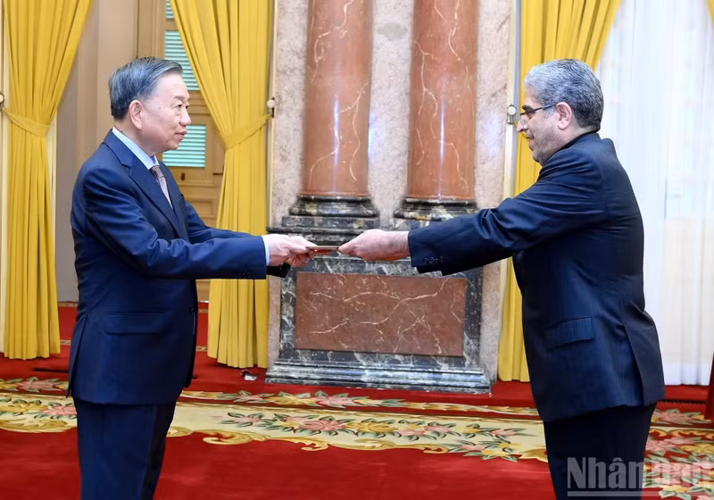 越共中央总书记、国家主席苏林接受伊朗驻越南大使阿克巴尔·加塞米·阿里·阿巴迪递交的国书。