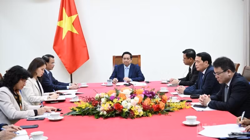 越南政府总理范明正与阿拉伯联合酋长国总统通电话。