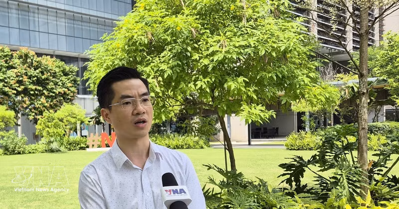ASTAR先进光学技术部副主任何山松博士接受越通社记者采访。（图片来源：越通社）