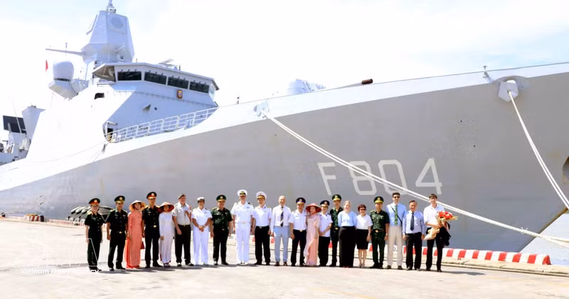 越南执法力量代表迎接荷兰皇家海军“德鲁伊特”号（HNLMS De Ruyter）护卫舰指挥官和水手们。（图片来源：越通社）