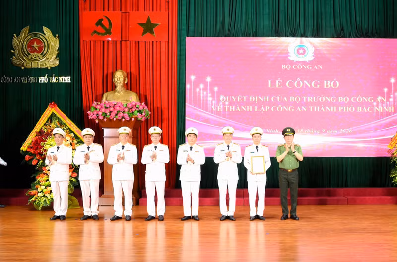 公安部长梁三光大将向北宁市公安局颁发决定并表示祝贺。（图片来源：公安部官网）
