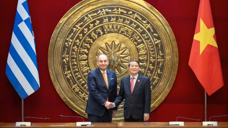 越南国会副主席阮德海与希腊议会第一副议长普拉基奥塔基斯举行会谈。