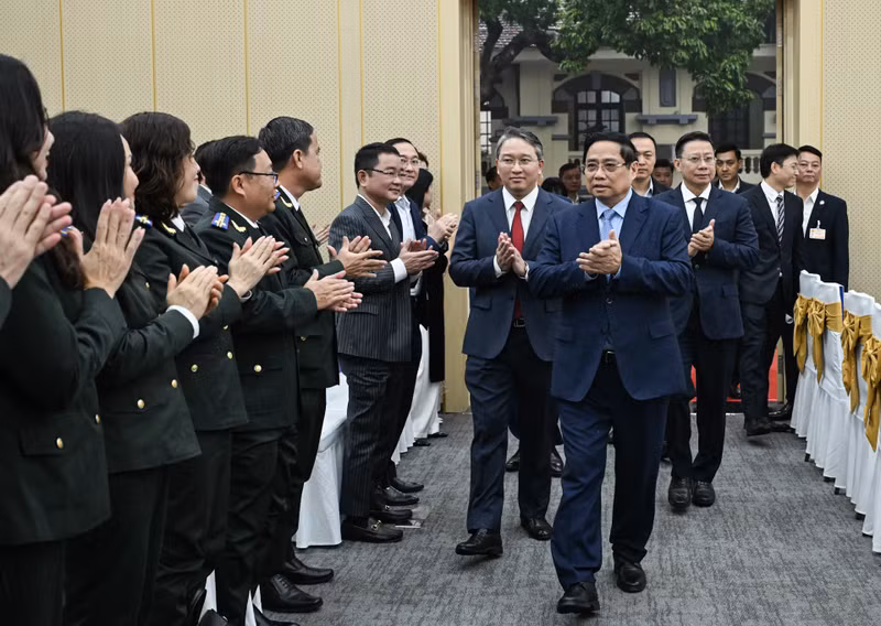 越南政府总理范明正出席司法工作总结和任务部署会议。