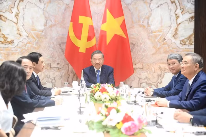越共中央总书记、越南国家主席苏林与瑞士联邦总统居伊·帕姆兰进行视频通话。