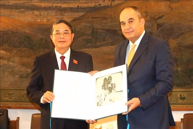 国会副主席阮德海与希腊议会第一副议长普拉基奥塔基斯。（图片来源：越通社）