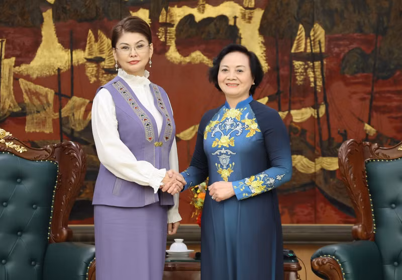 越共中央书记处书记、政府副总理范氏清茶与哈萨克斯坦副总理兼文化和信息部部长阿伊达·巴拉耶娃。