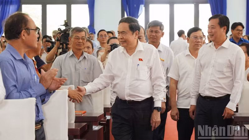 chu-tich-quoc-hoi-tran-thanh-man-voi-cu-tri-xa-tan-an-hoi-anh-the-anh-8311.jpg