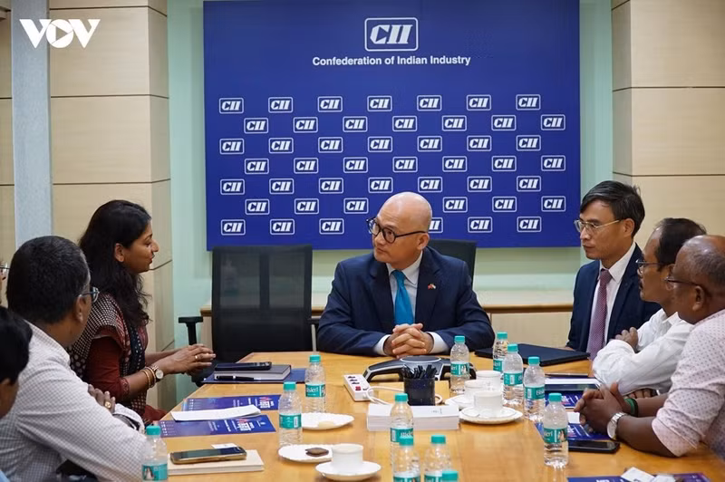 越南驻印度大使郑明孟会见印度工业联合会（CII）和印度工商会联合会（FICCI）南部地区代表。（图片来源：越南之声）