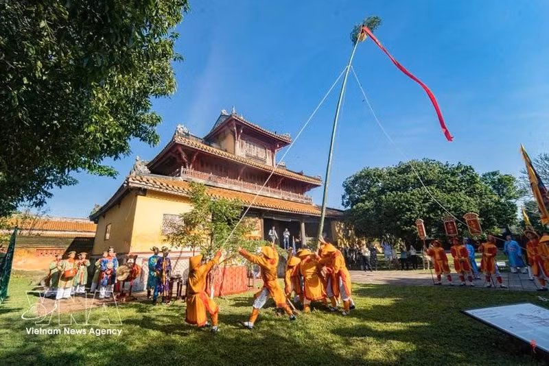 在顺化古都，春节以按照阮朝传统仪式举行的立春幡仪式开启。