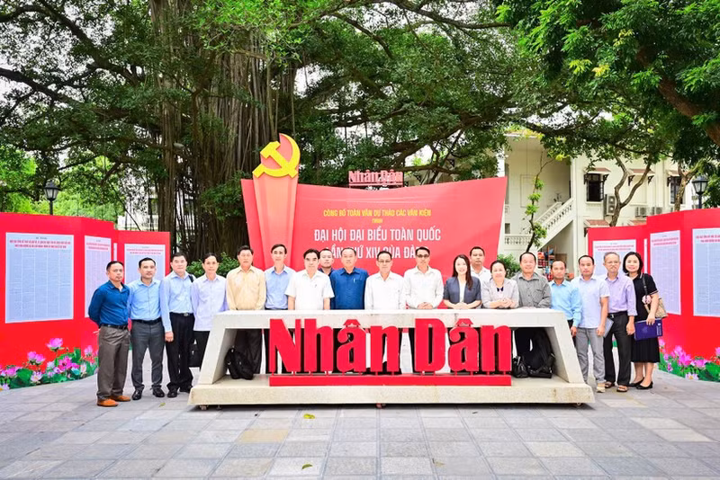 老挝新闻传媒管理干部代表团在越南《人民报》合影留念。