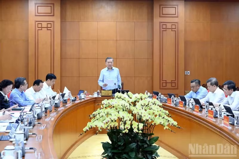 越共中央总书记、国家主席苏林与中央组织部及相关机关举行工作会议。