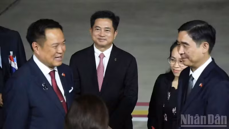 在欢送仪式上，泰国总理阿努廷·查恩维拉库尔（左一）与越南驻泰国大使范越雄（右一）交谈。
