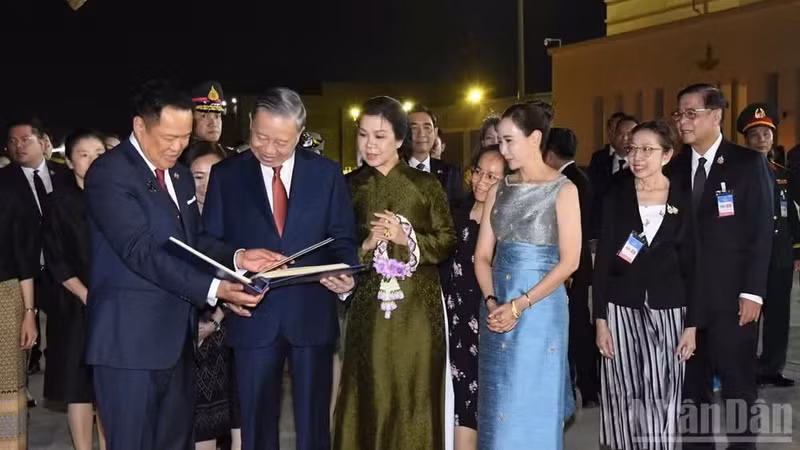 泰国总理阿努廷·参威拉军与夫人郑重向越共中央总书记、国家主席苏林及夫人赠送记录了苏林夫妇在正式访问泰国期间各项活动的相册。