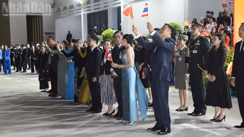 泰国总理阿努廷·查恩维拉库尔在为苏林总书记、国家主席欢送仪式上挥舞着两国国旗。