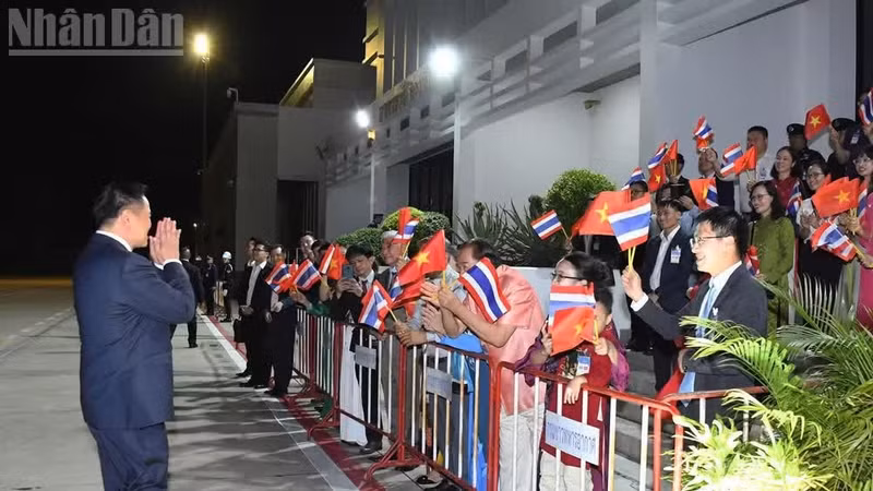 泰国总理阿努廷·查恩维拉库尔在欢送仪式上向在泰越南侨民致意。