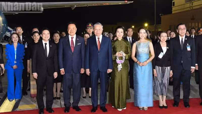 泰国总理阿努廷·参威拉军与夫人以及多位泰国王室政府官员前往廊曼国际机场，为越共中央总书记、国家主席苏林及夫人送行。