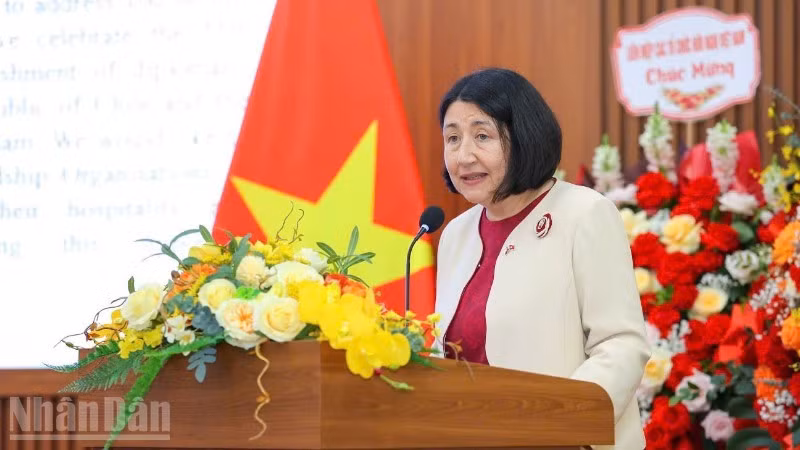 智利驻越南大使纳斯利·贝尔纳尔·普拉多在活动中发表讲话。