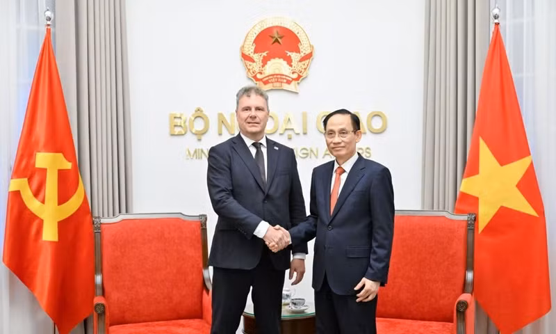 越南外交部长黎怀忠会见捷克和摩拉维亚共产党主席罗曼·劳恩。（图片来源：越南之声）