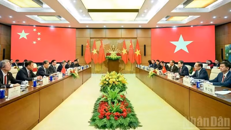 资料图：越南国会主席陈青敏与中国全国人民代表大会常务委员会委员长赵乐际于2025年8月31日在河内举行会谈的场景。（维灵 摄）