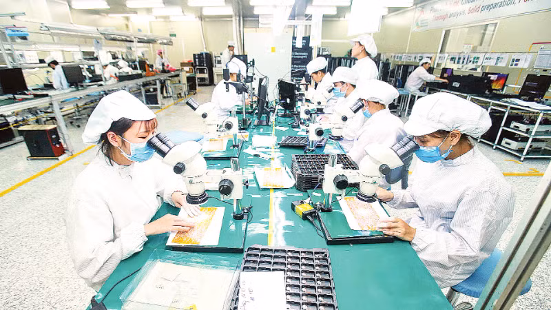 兴安省4P有限公司工厂的电子电路板生产线。