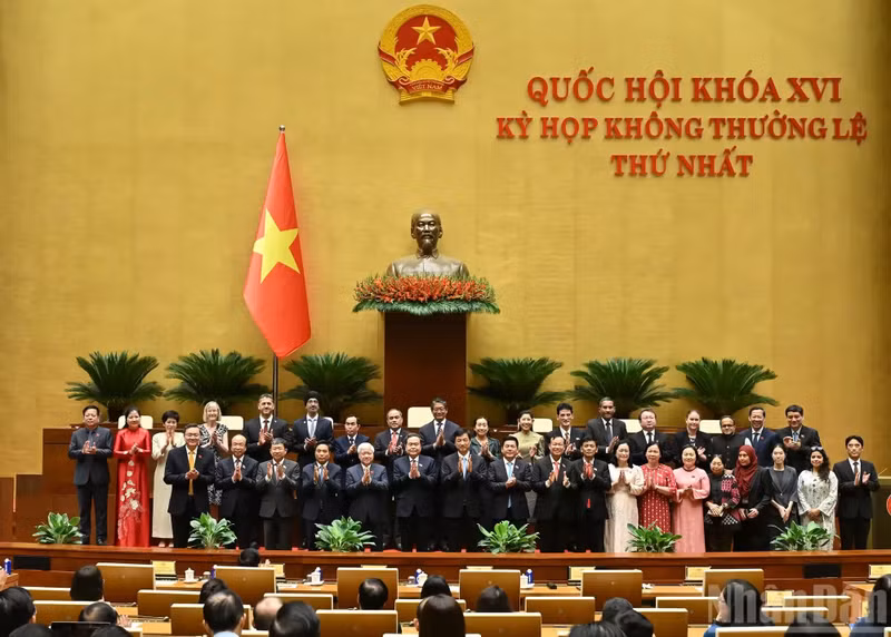 国会主席陈青敏同与会代表。