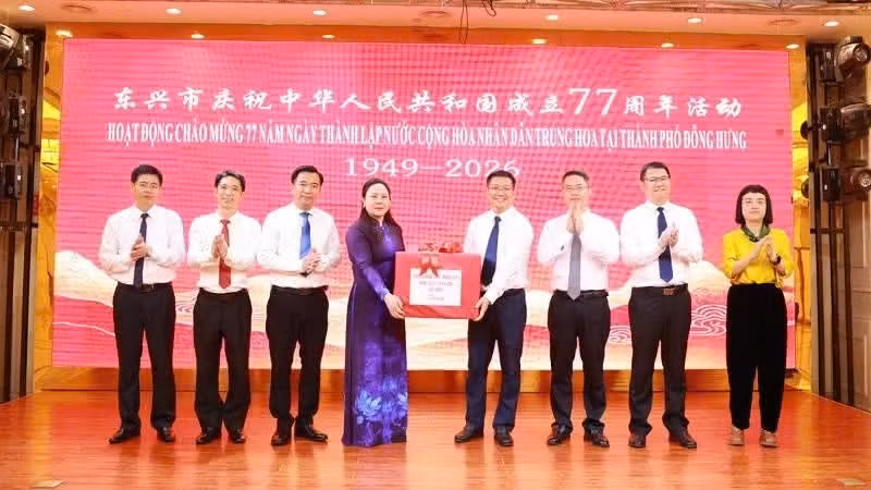 越南芒街边境地区代表团祝贺中国国庆。
