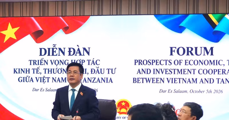 越南国会副主席阮鸿延在论坛上发表讲话。（越南工贸部贸易促进局供图）