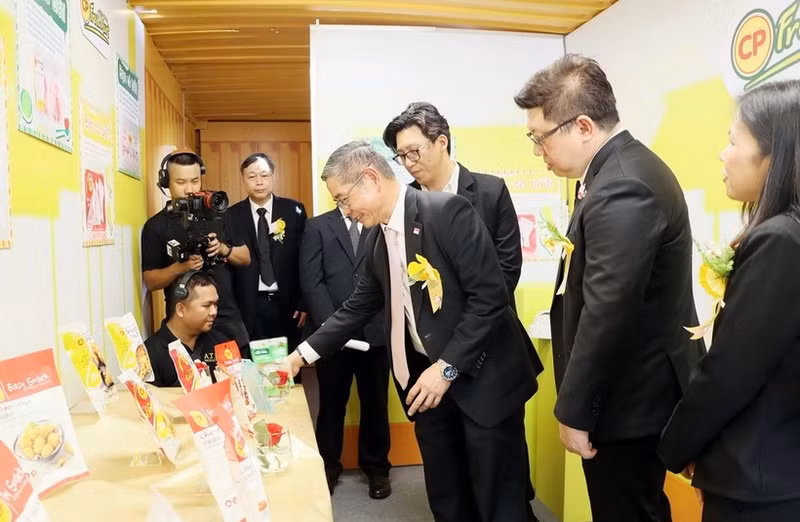 新加坡驻胡志明市总领事彭迪成参观C.P.（越南）股份公司展位展出的产品。（图片来源：《同奈报》）