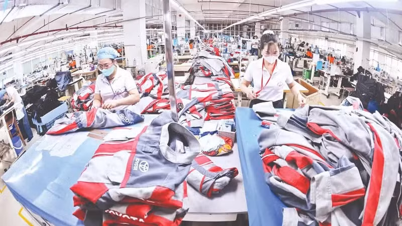 位于兴安省兴越服装股份公司的一条出口服装生产线。（摄影：陈海）