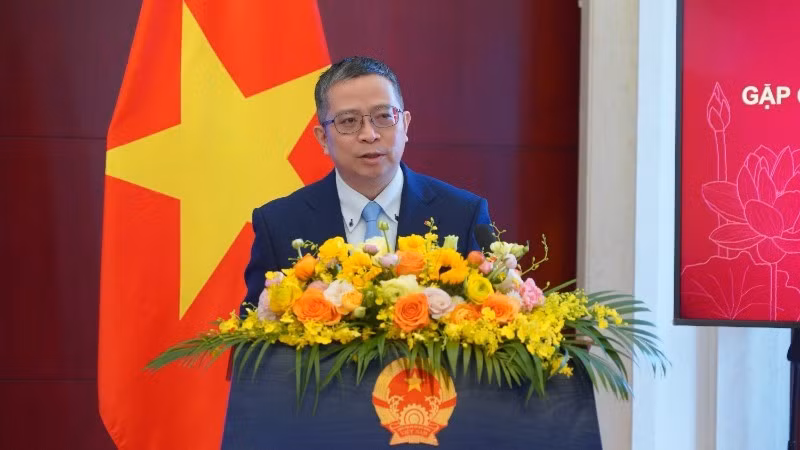 越南驻华大使范青平在会上发表讲话。