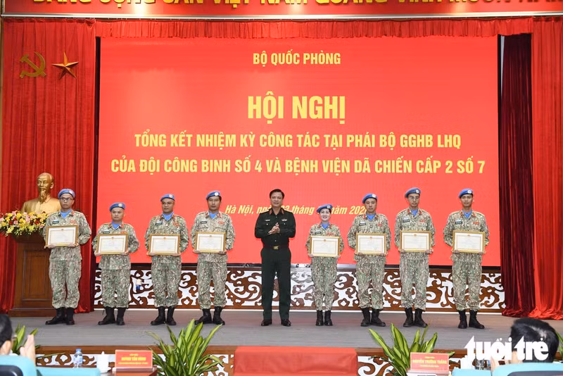 阮长胜上将向集体和个人颁发国防部长签发的奖状。（图片来源：tuoitre.vn）