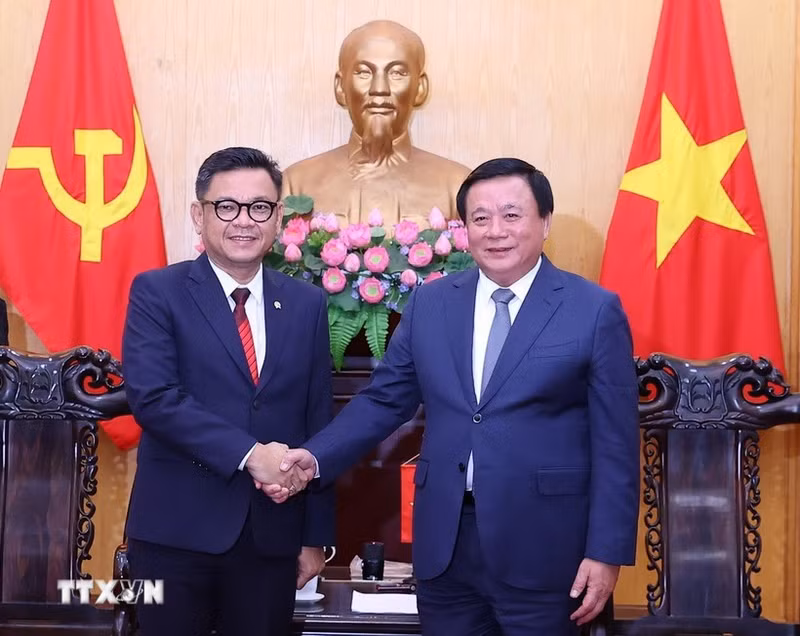 越南胡志明国家政治学院院长阮春胜与印度尼西亚国家国防研究院院长艾斯·哈桑·西亚兹利。（图片来源：越通社）