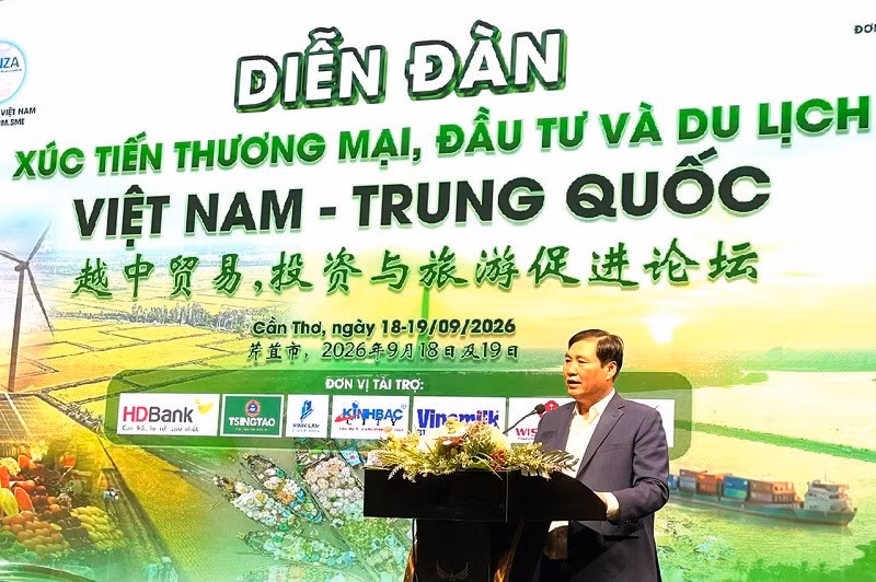 芹苴市工贸局副局长许长山在开幕式上致辞。（图片来源：投资报）