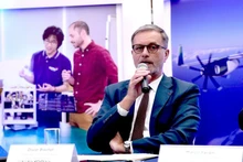 法国驻越大使奥利维耶·布罗谢发表讲话。