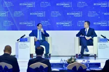 政府总理范明正与世界经济论坛执行董事马思远进行对话。