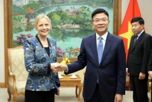 越南政府副总理黎成龙与亚马逊集团国际公共政策副总裁苏珊·波因特尔。