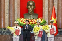 国家主席梁强向公安部领导授予晋升上将军衔决定。