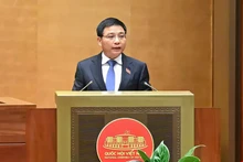 越南财政部部长阮文胜在会议上作报告。