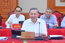 苏林总书记主持会议。（幸原 登科 摄）