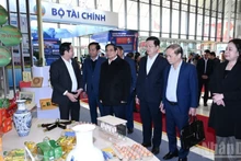 范明正总理实地检查第十一届全国爱国竞赛大会准备工作。（陈海 摄）