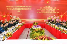 越南国防部长潘文江大将与中国国防部长董军上将举行会谈。