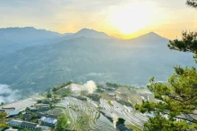 附图：河江省梯田一角。