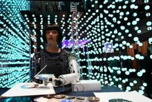 2024年5月30日人工智能人形机器人艺术家艾达（Ai-Da）在瑞士日内瓦举行的全球人工智能峰会上绘画。（图片来源：新华社/越通社）