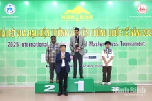 在国际特级大师组比赛中，美国棋手 Vidryarthi Vyom 获得冠军，银牌由印度棋手 Ravi Teja S 摘得，铜牌授予菲律宾棋手 Quizon Daniel。（图片来源：宁平省报）