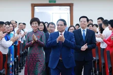 越南政府总理范明正和政府副总理梅文正一同出席越共越通社机关第二十七次代表大会。（图片来源：越通社）